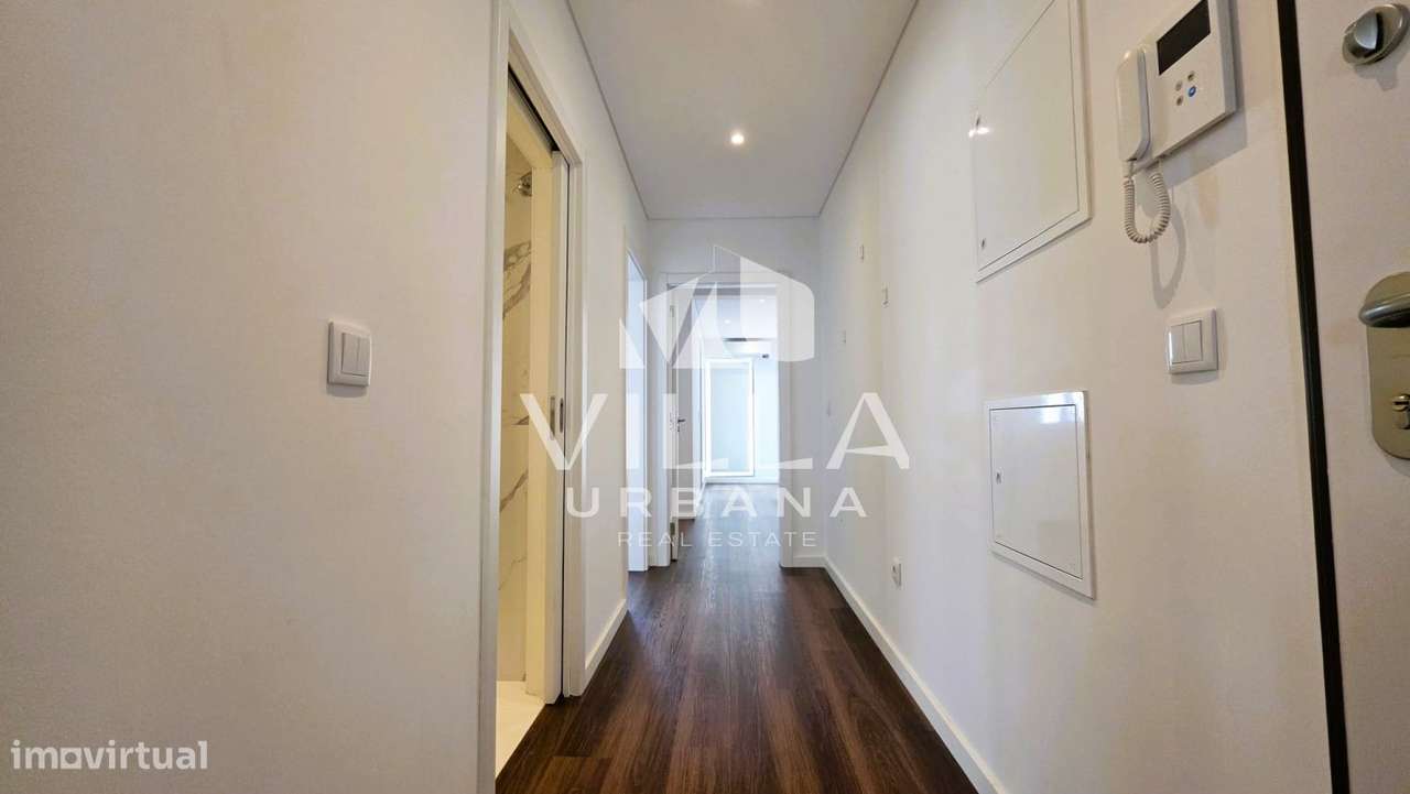 Apartamento T2 c/ Espaço Exterior localizado no Centro de Almada-17