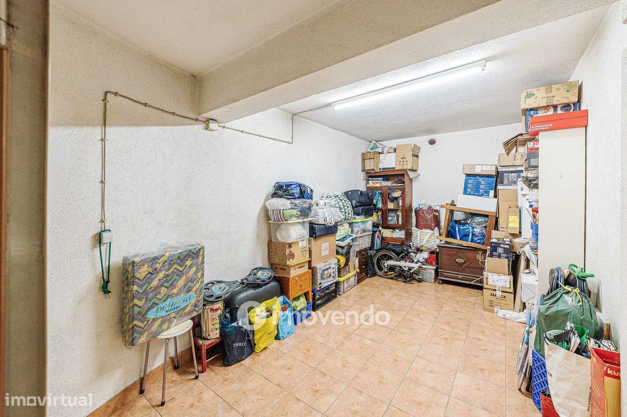 Apartamento T3, com garagem e arrecadação, na Ramada-45
