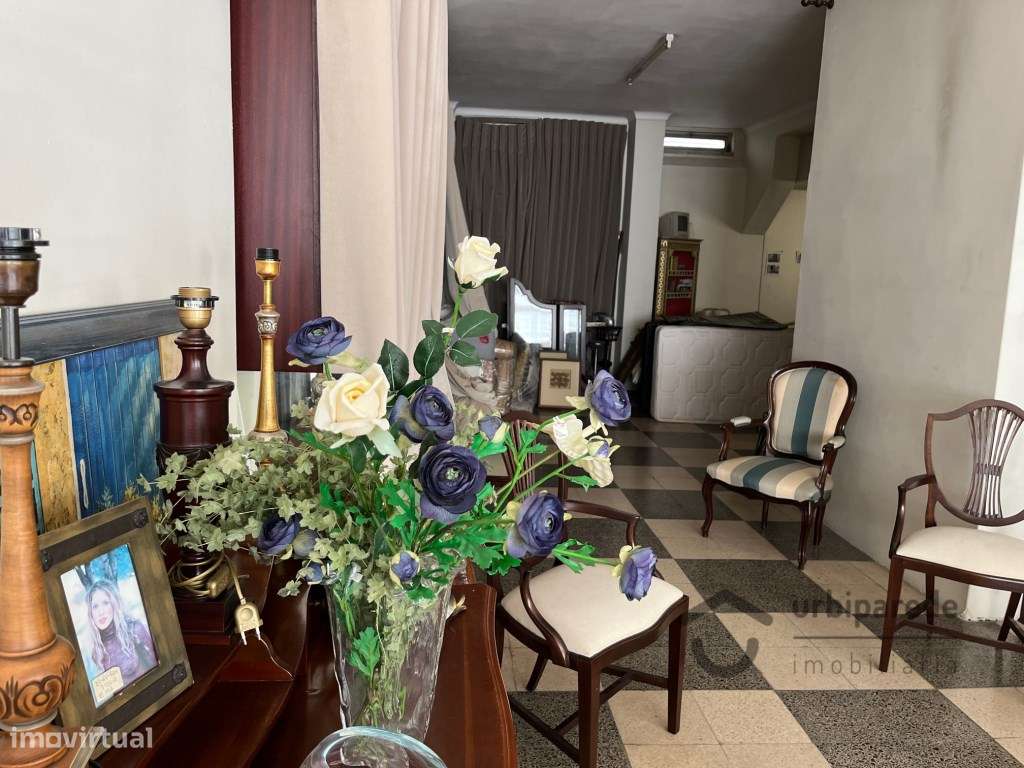 Loja em Oeiras com 400m2, com dois pisos, disponível.-6