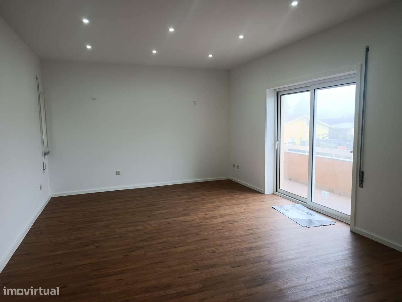 Apartamento T3 Remodelado na Maia, com 125 m², Box 22 m², Varandas-1