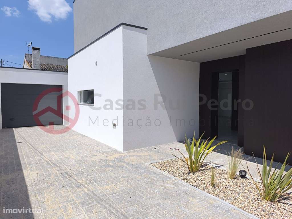 Moradia de 2 pisos, T3, com Garagem e Piscina, na Aroeira - Grande imagem: 5/31