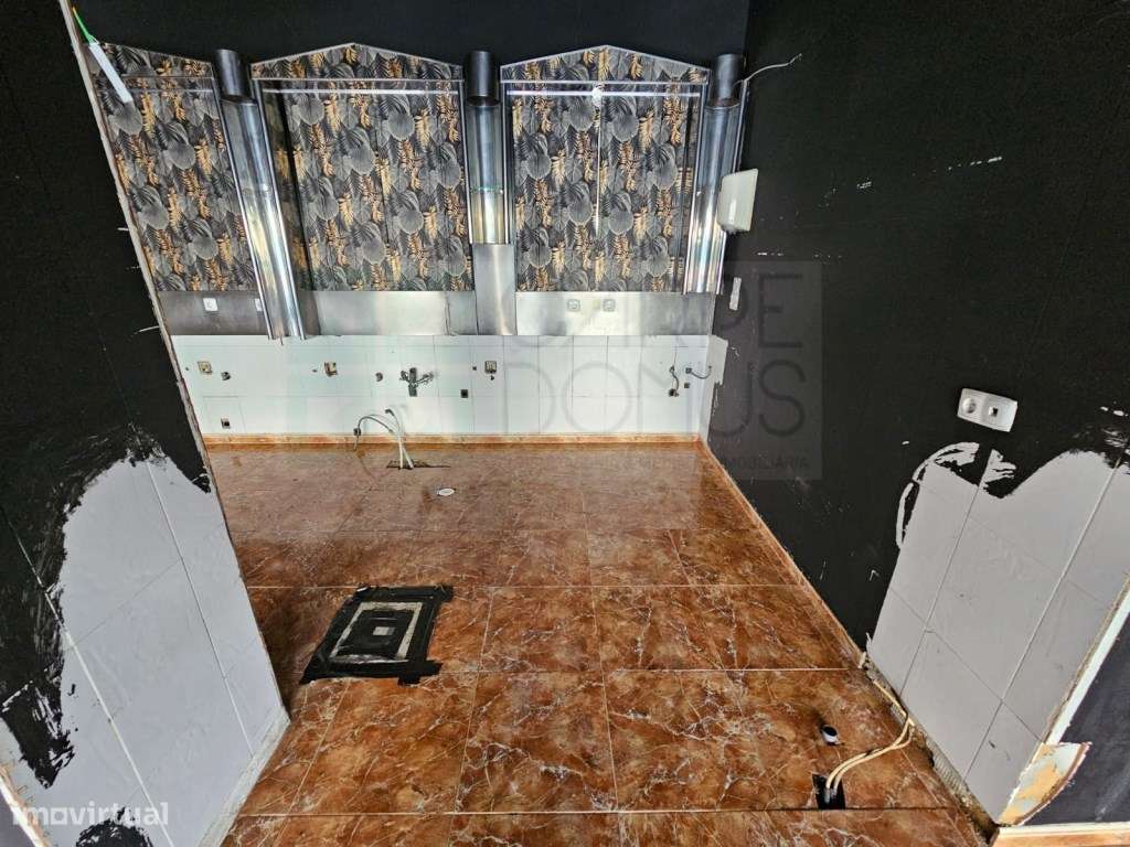 Prédio com Comércio e 2 apartamentos, em Mem Martins, Sintra-14