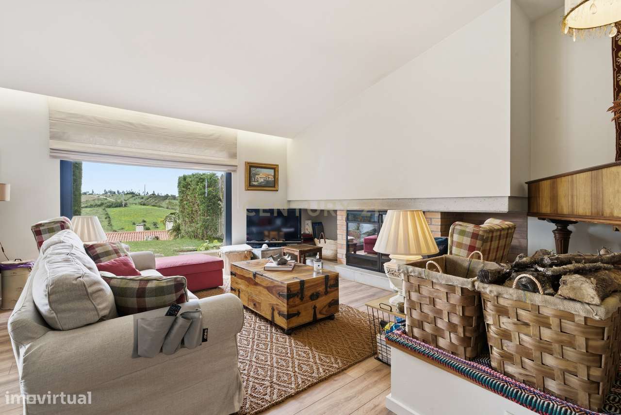 Quintinha T4 com edificação contemporânea no coração do Oeste, com ter-0