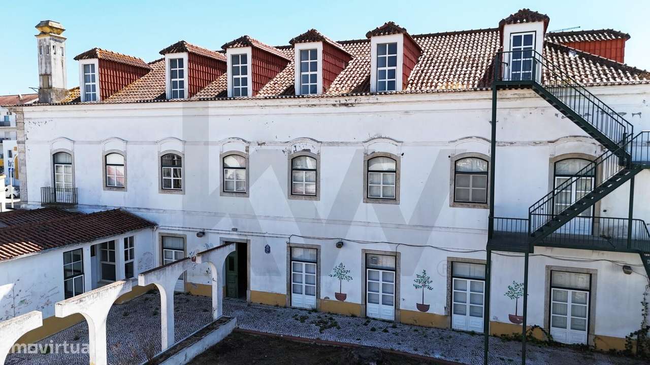 Edifício Emblemático no Coração de Almeirim-0
