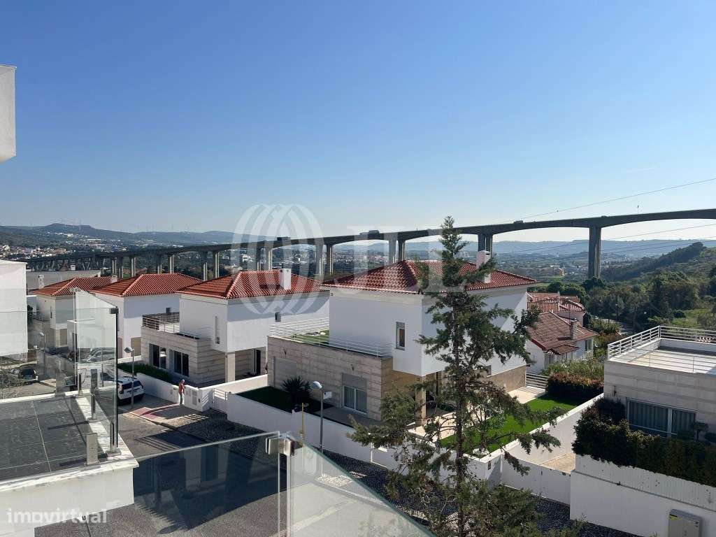 Apartamento T2 com varanda e estacionamento em Loures-10