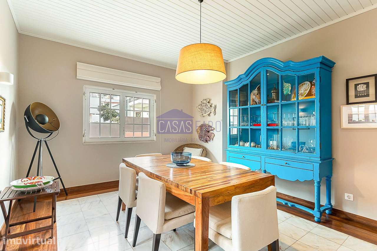 Imponente Moradia V3 de 3 pisos na zona da Avenida 5 de Outubro em Far-6