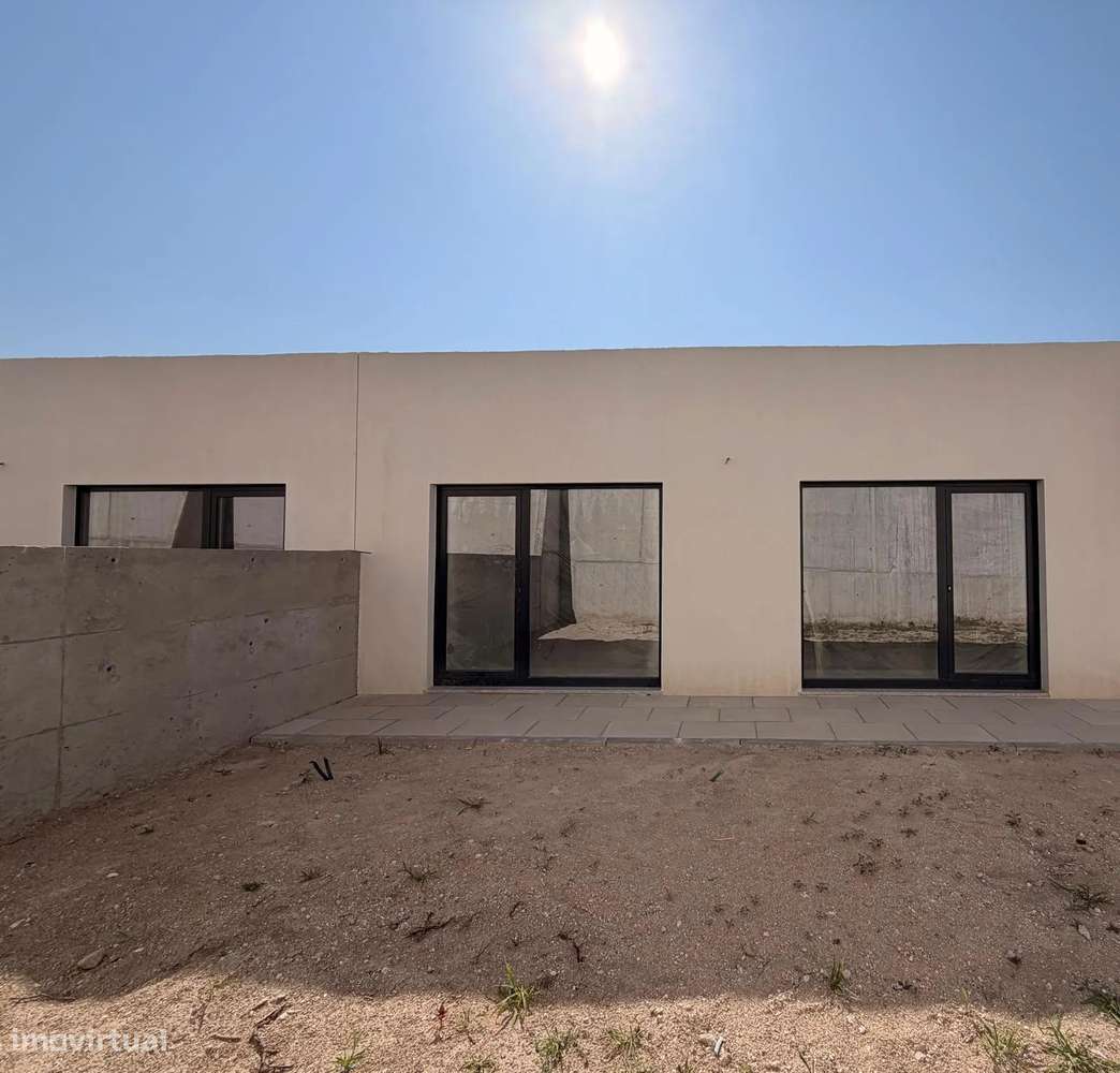 Moradia T3 de Arquitetura Moderna com Jardim e Garagem de 85 m² – Arco-1