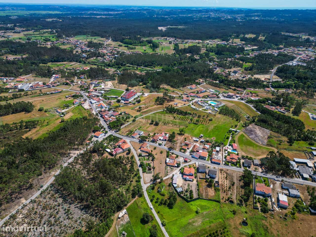 Terreno com cerca de 2.400 m² e viabilidade de construção em Moinhos d-10