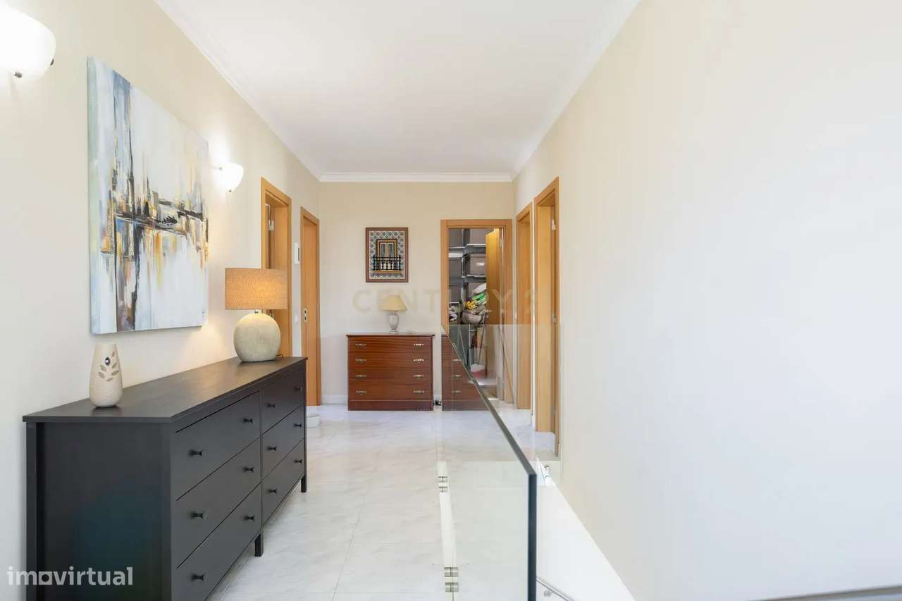 Moradia T3 com piscina e amplo espaço exterior-16