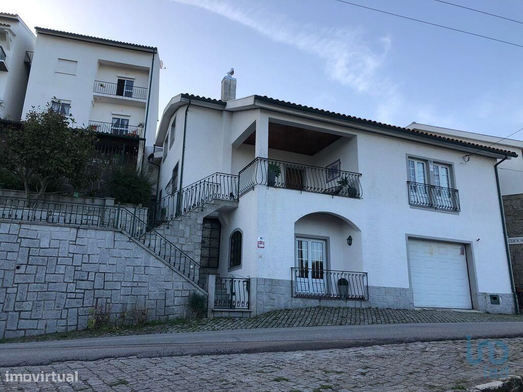 Casa tradicional T4 em Coimbra de 262,00 m2