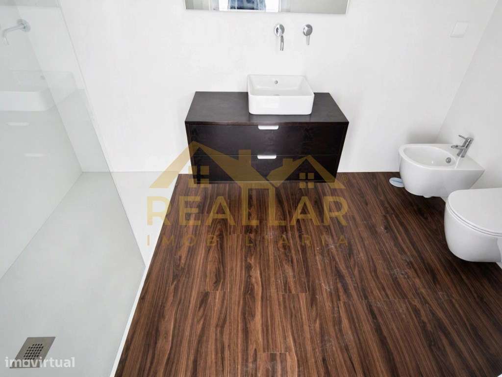 Apartamento T3 Renovado em Lordelo do Ouro - Porto-11