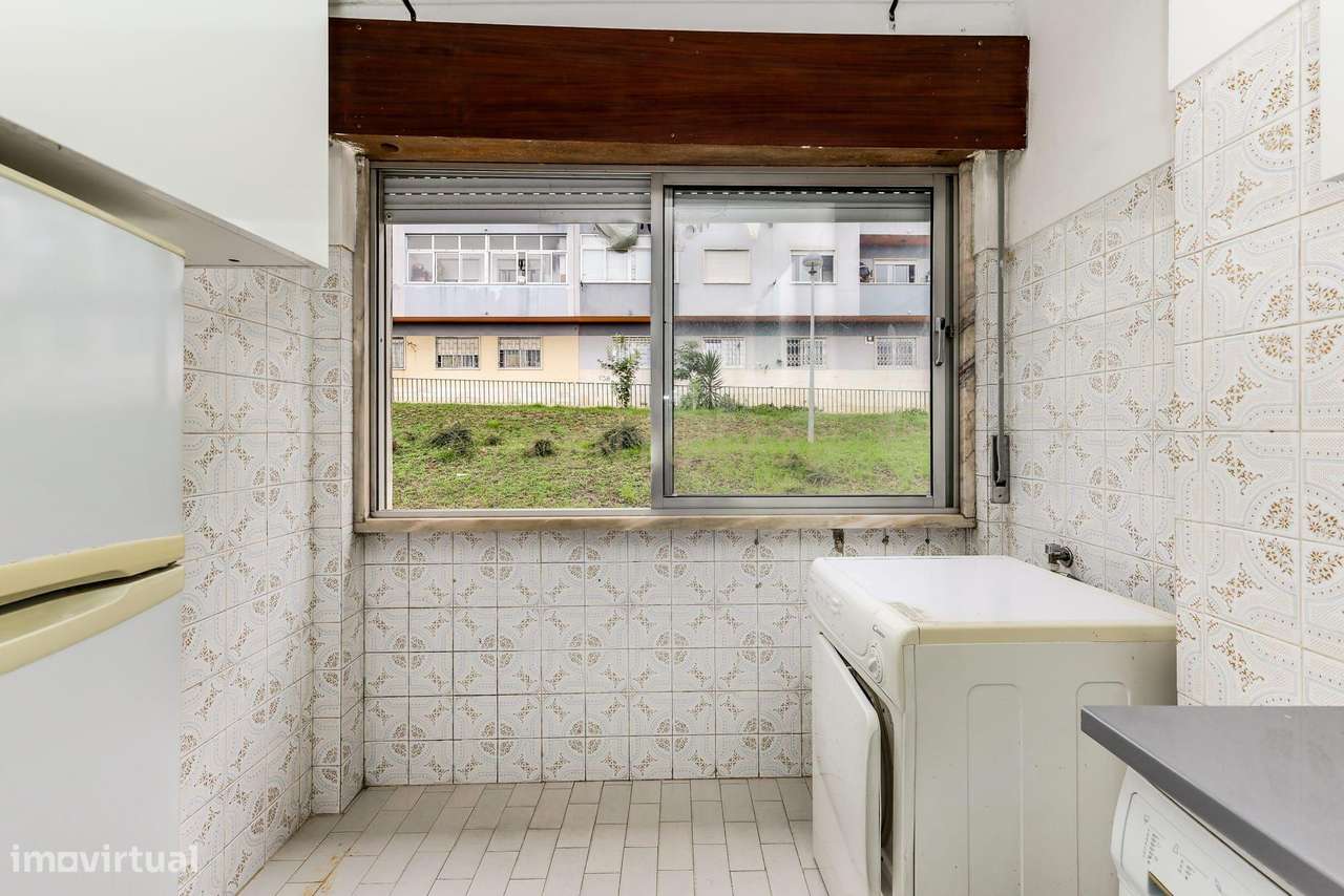 Apartamento T2 com Excelentes áeas | Para Remodelação-5