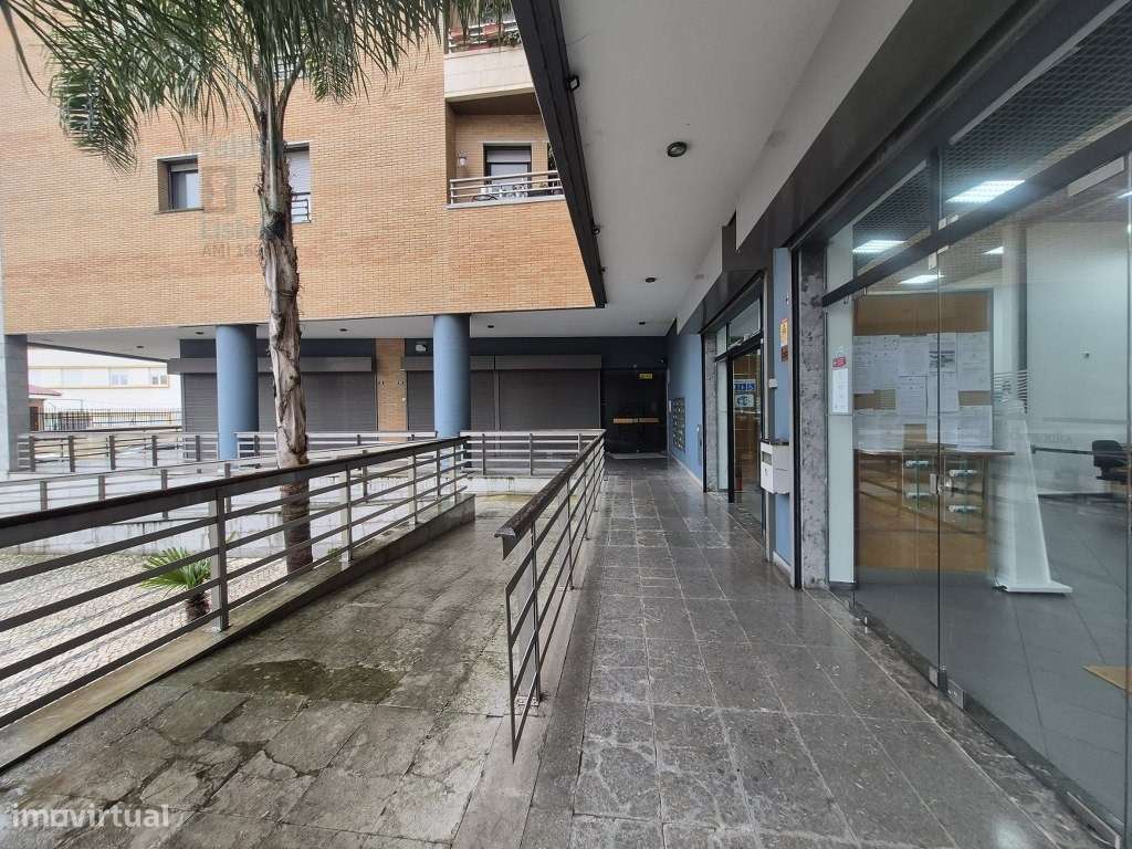 T2 de Luxo com Piscina e Vista: Exclusividade junto a Lisboa VFX-2