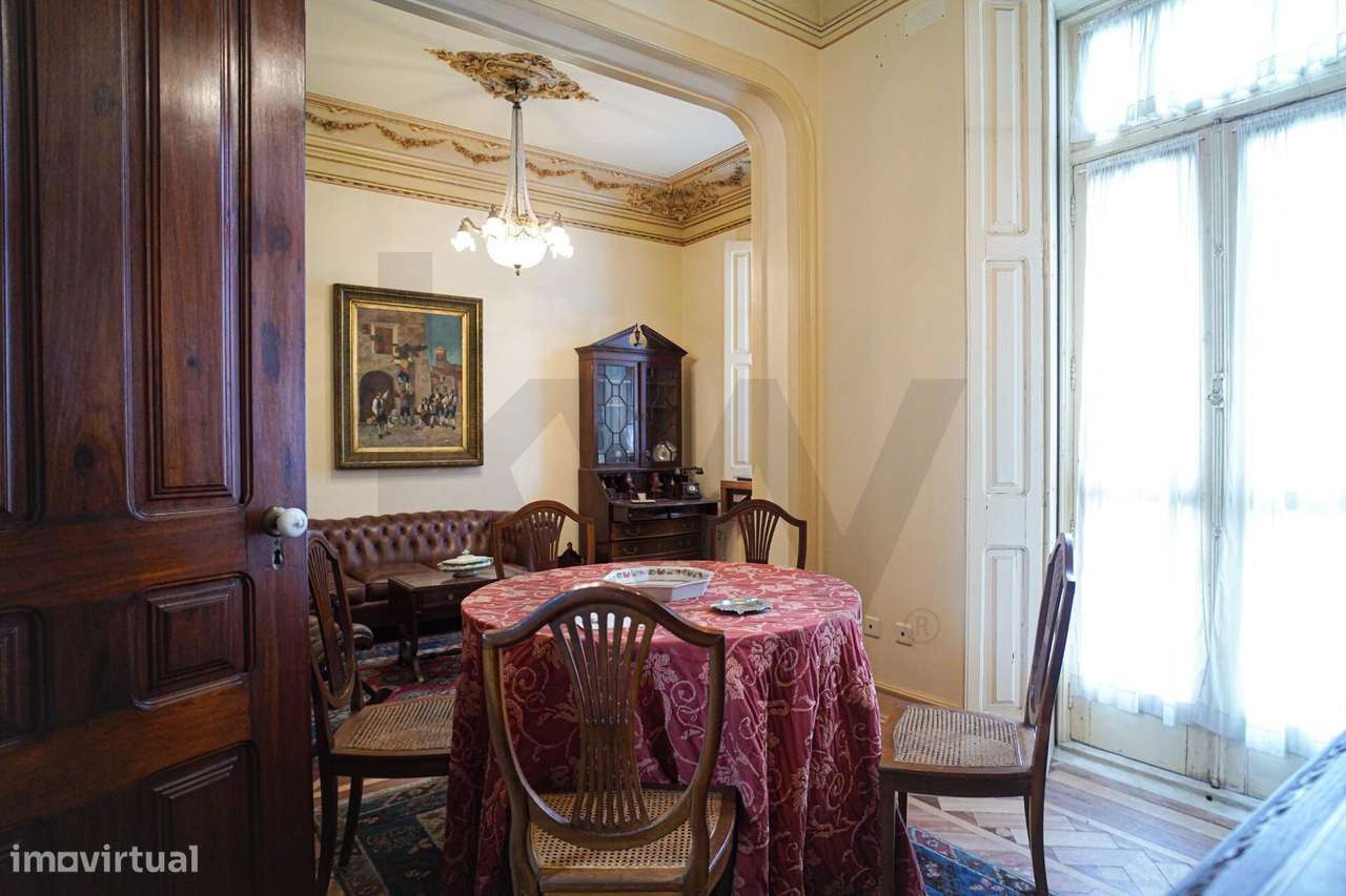 Palacete único dos anos 30 do séc. XX ergue-se no coração de Alcanena-41