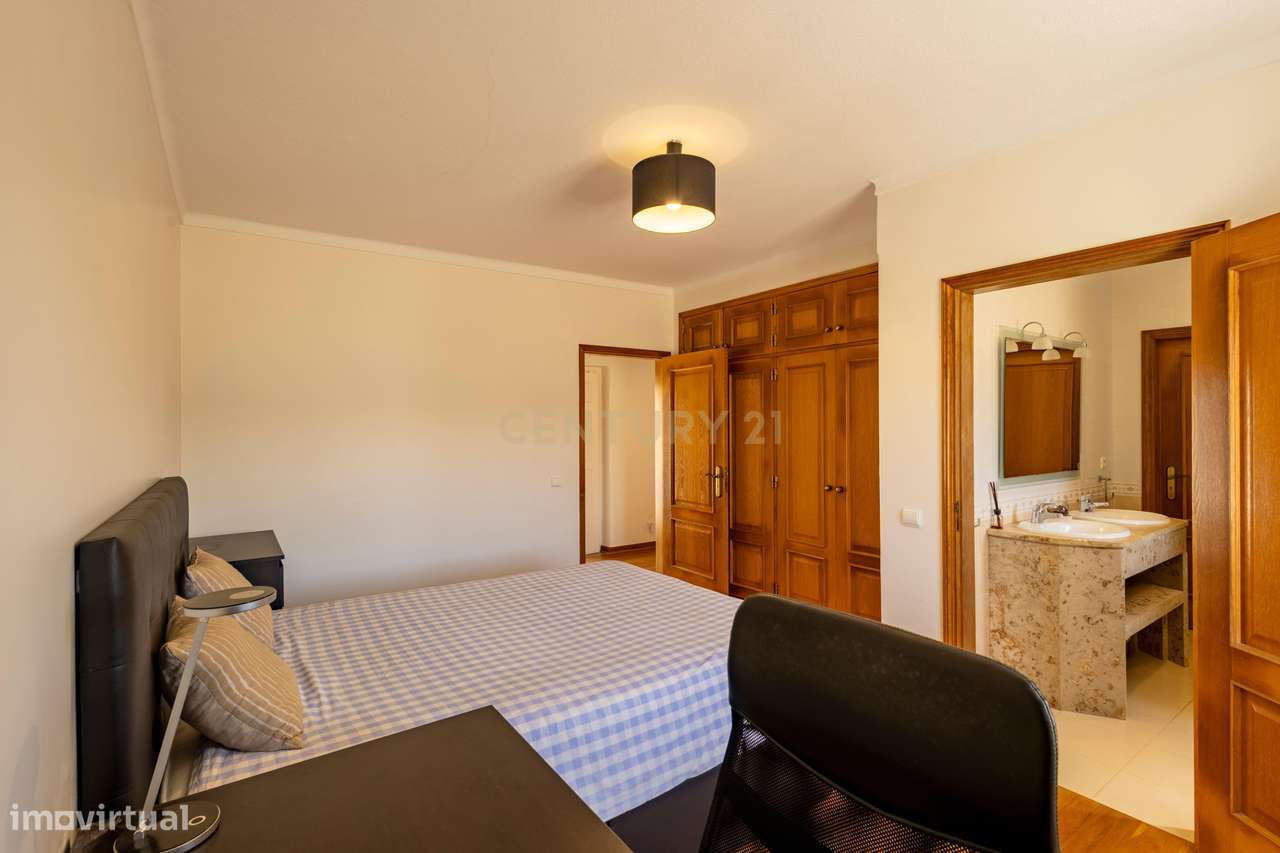 Moradia T5 Térrea com Piscina, Garagem e Lote de 2000 m² – Venda do Al-19