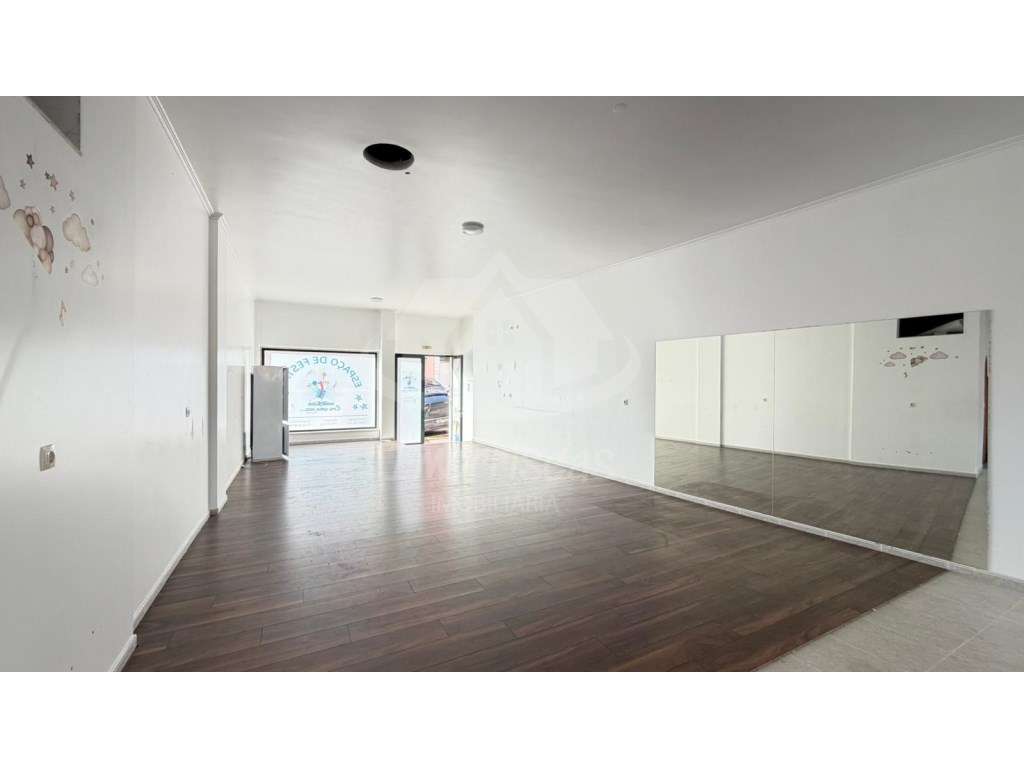 Loja com terraço para arrendamento no Forte da Casa - Grande imagem: 4/22