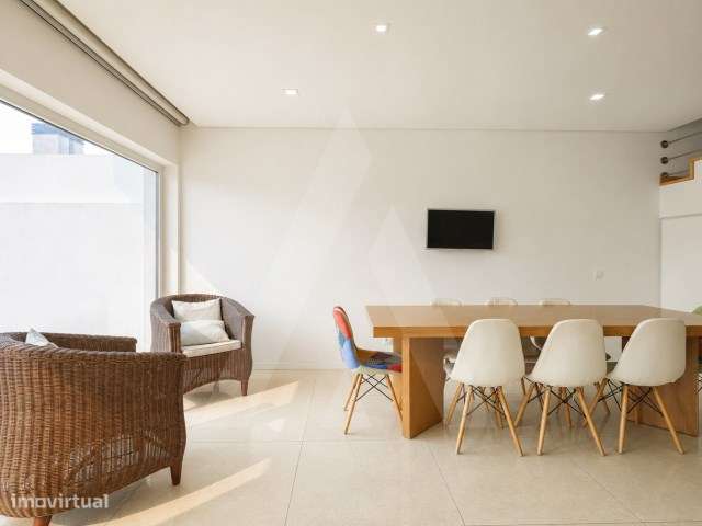 Moradia T4 de arquitetura moderna localizada em Aradas-4
