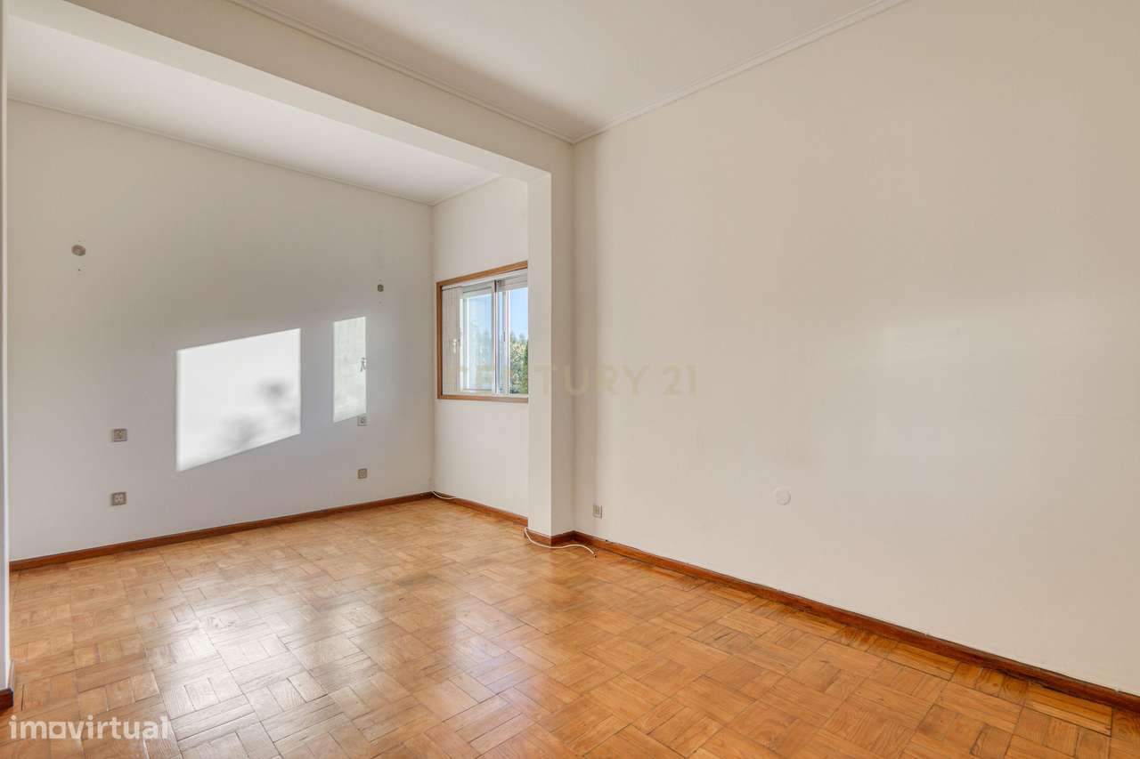 Moradia T3 com 4 frentes e garagem junto a igreja da Santa Rita-36