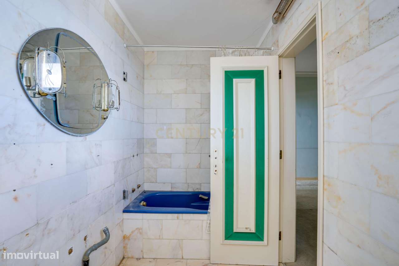 Moradia para remodelação total em Parede com Vista Panorâmica para o M-27