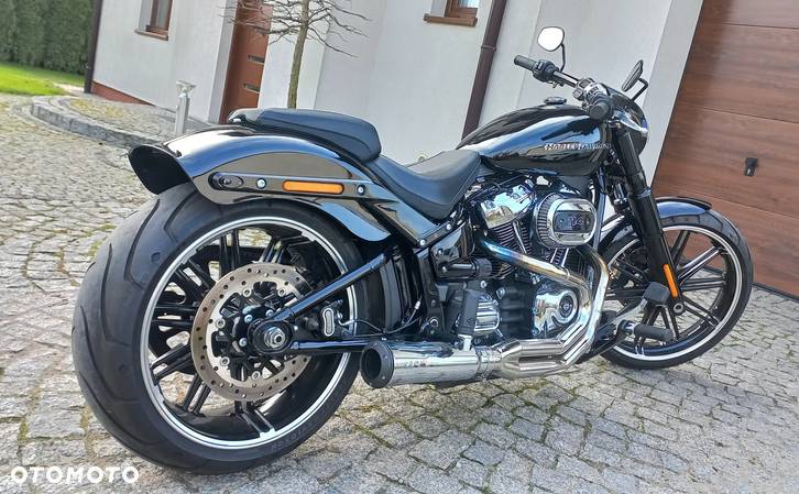 Harley-Davidson Softail Breakout - 36