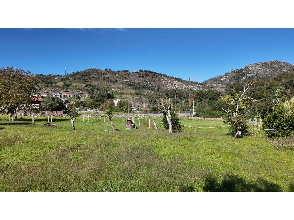 Moradia T2 em Vilar de Mouros, inserida em terreno com 3113m2-4