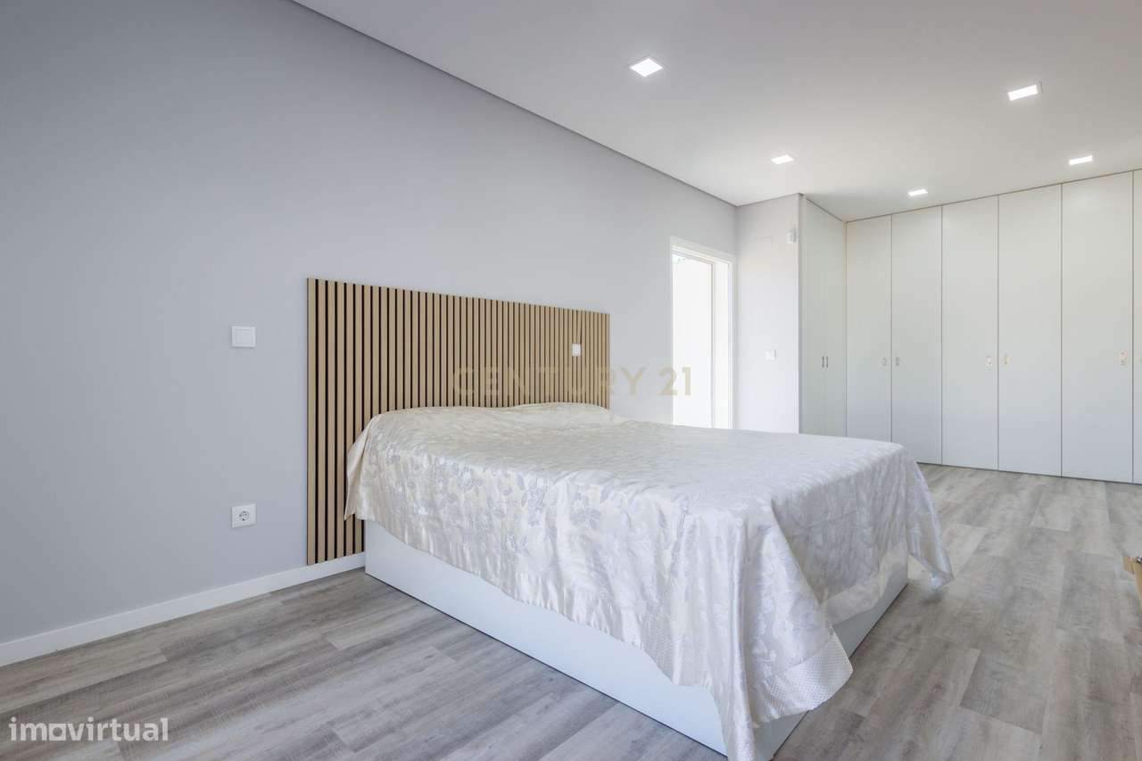 Vila Alegre / Fernão Ferro - Luxuosa moradia isolada térrea de 4 assoa-17