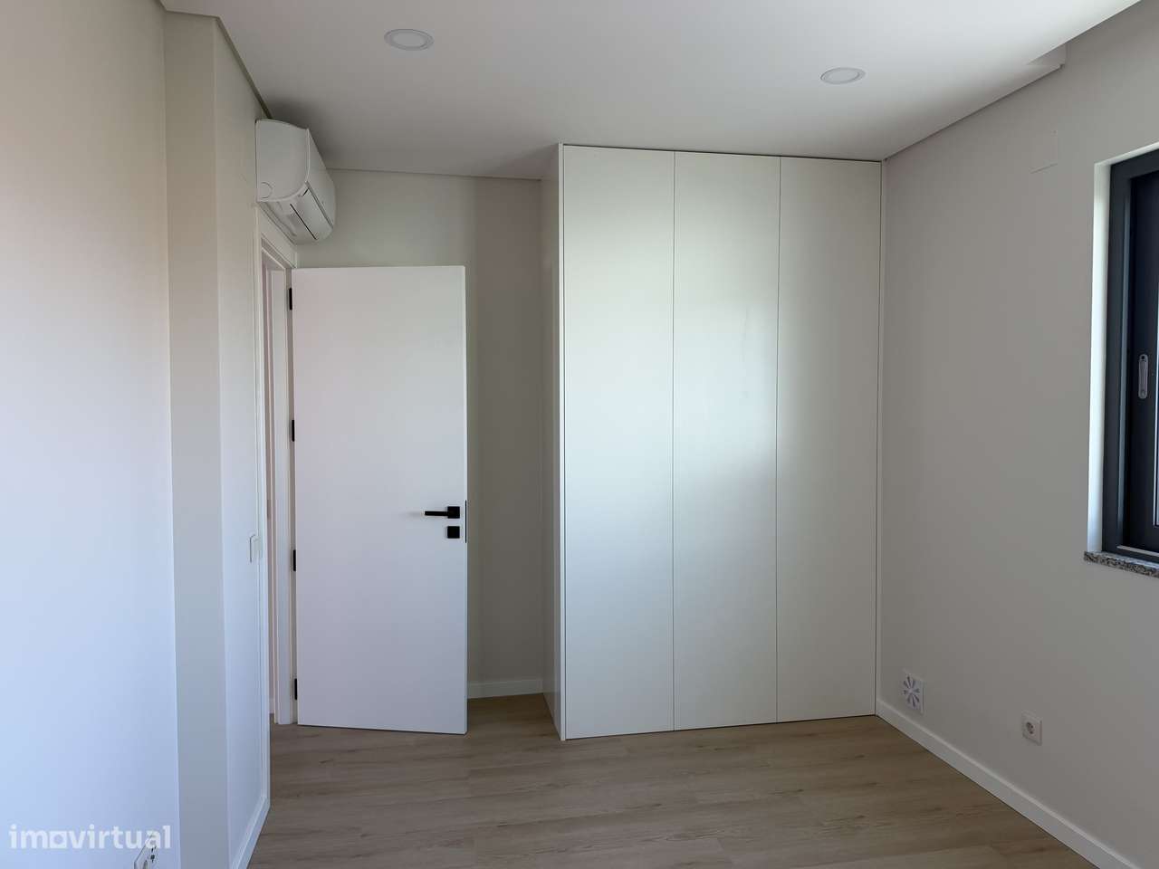 Moradia T4 com piscina, terraço e garagem em Ferreiras-19