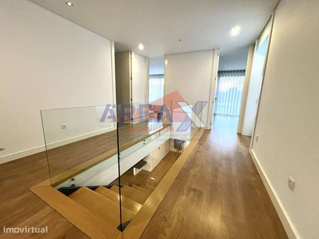 Moradia T4 de Arquitetura Moderna | Excelente Estado-20