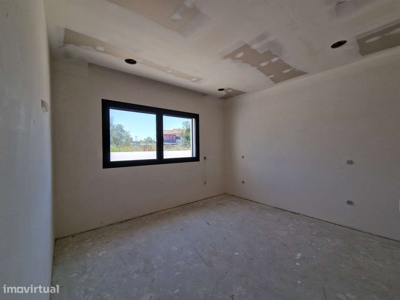 Moradia térrea T3 geminada por garagem-12