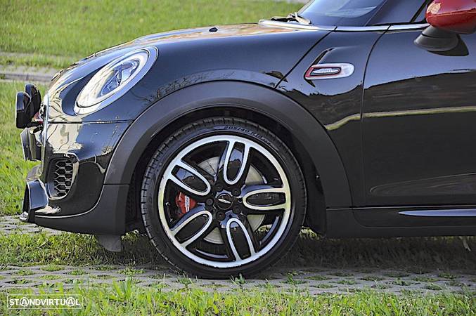 MINI Cabrio John Cooper Works - 16