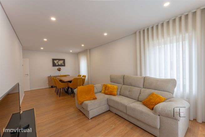Apartamento T3 como novo, 2 lugares de garagem e 2 arrecadações, Esmor-0