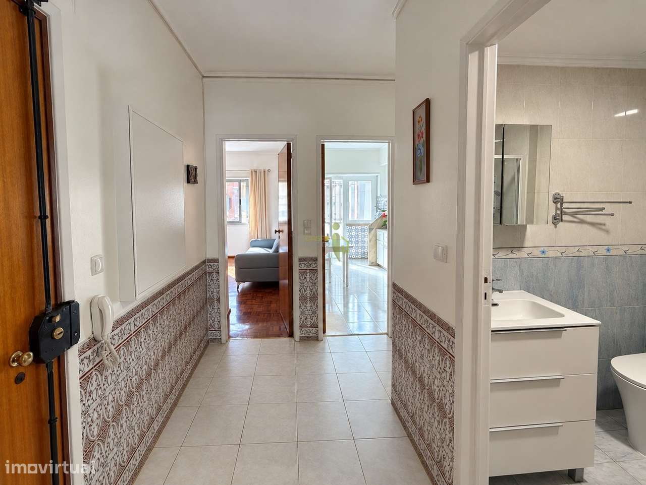 Apartamento T2 com Varanda, Elevador  | Junto a Comércio, Escolas e Tr-12