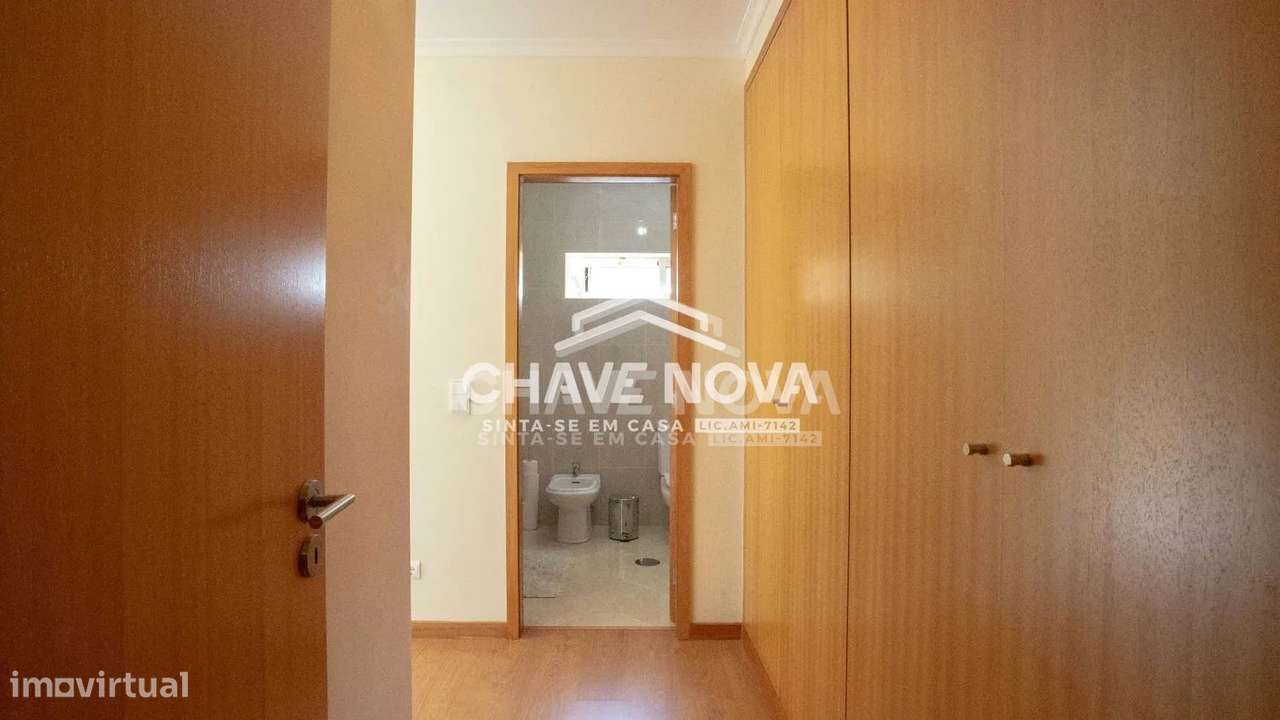 Apartamento T2, em Pedroso, com duas varandas, garagem e arrumos-25
