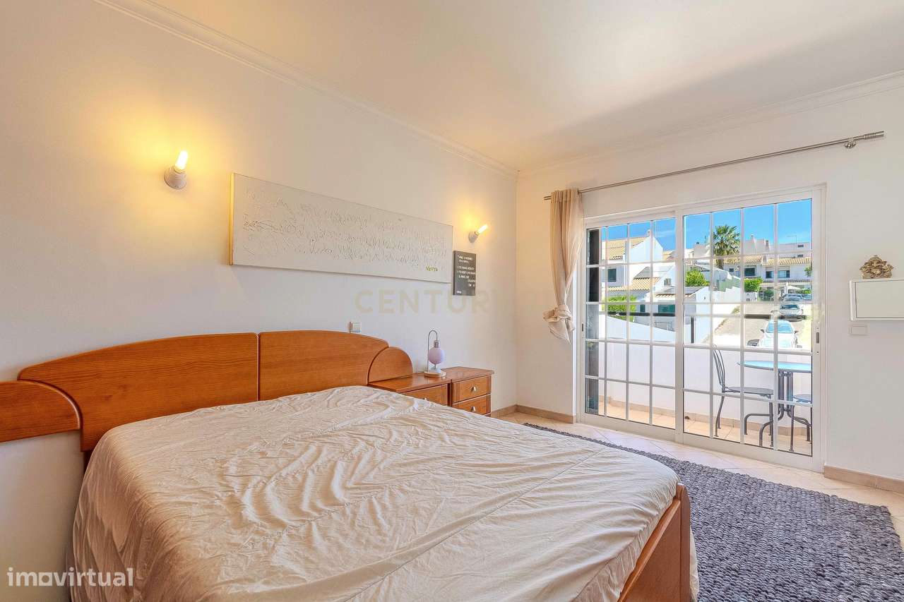 Moradia T2 Geminada C/ 2 Apartamentos Independentes e 238 M2 de Área E-20