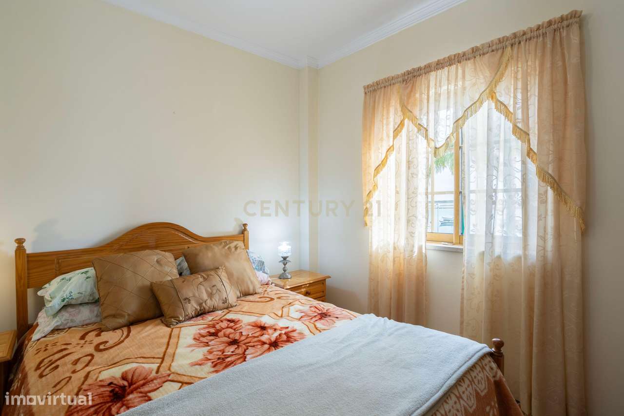 Moradia Tradicional T2 na Primeira Linha da Ria — Santa Luzia, Capital-12