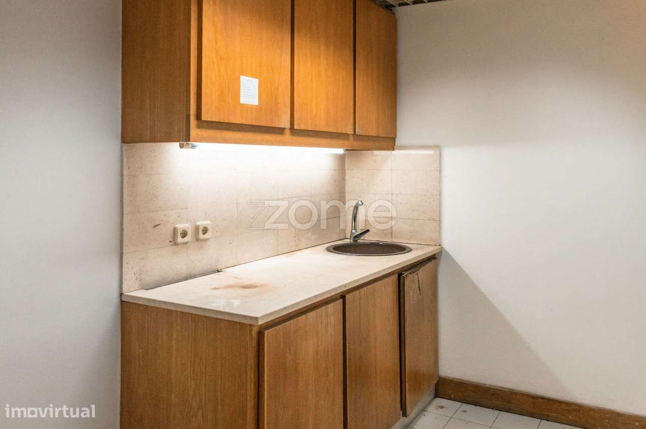 Loja com montra de 175m2 em Odivelas-26