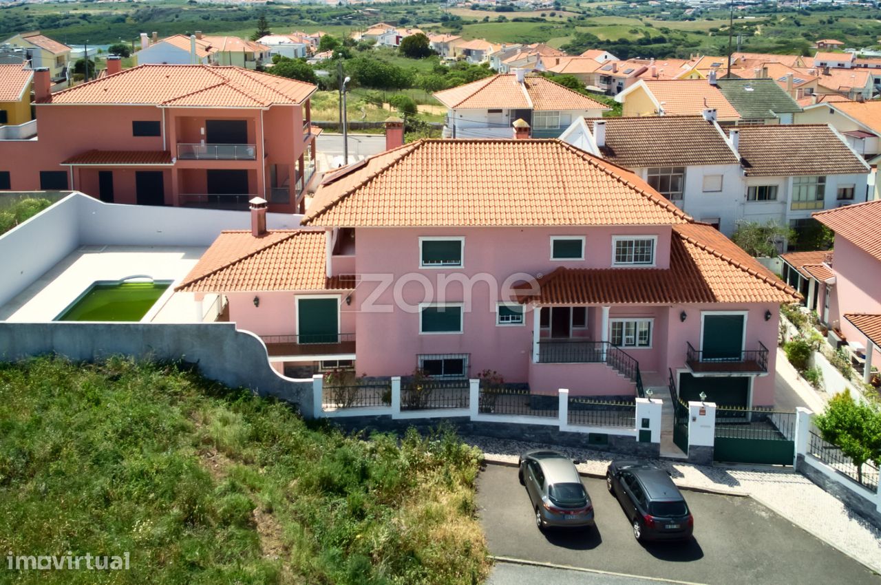 Moradia Individual T5 com Piscina Jardim em Porto Salvo, Oeiras