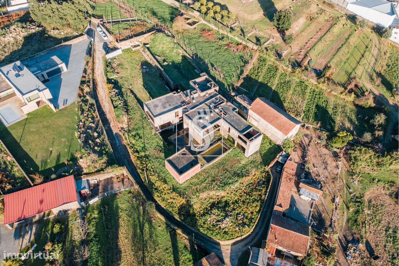 Projeto de Luxo para Concluir – Terreno + Estrutura em Alvelos-18