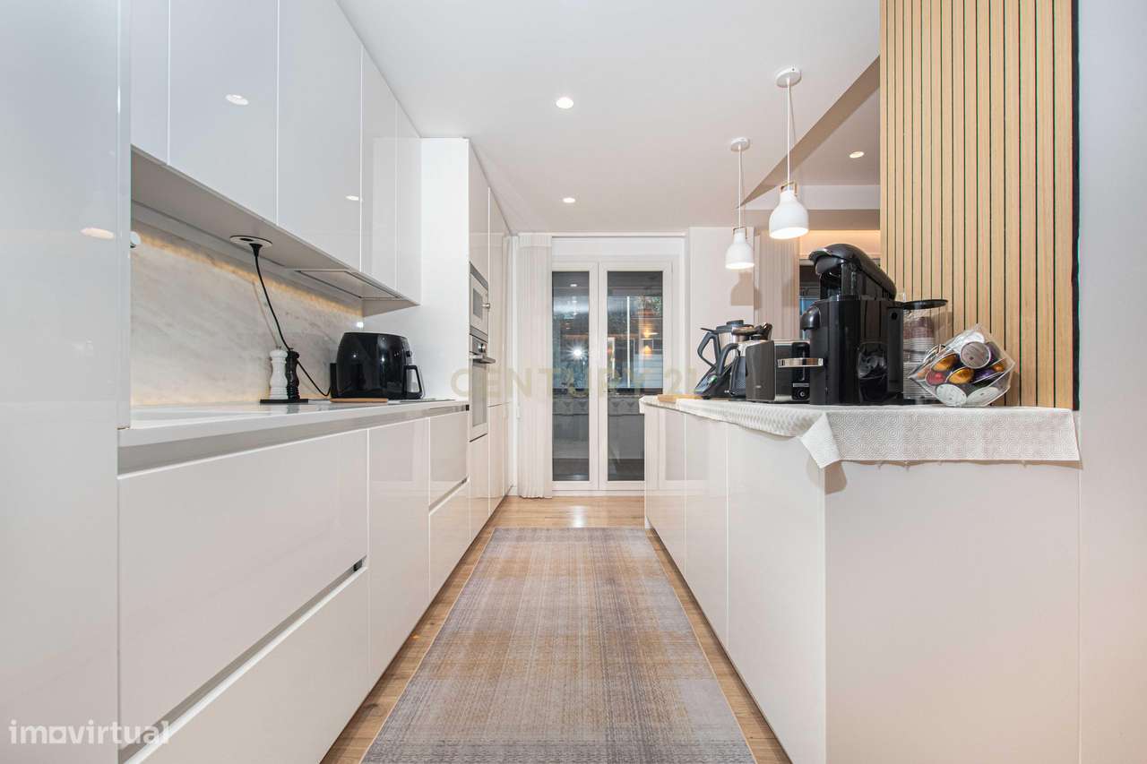 T4 Exclusivo com Terraço e Box para 2 Carros no Jardim da Amoreira-7