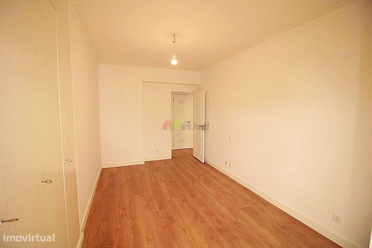 Apartamento T3 c/ garagem e arrecadação na Estrada da Luz-14