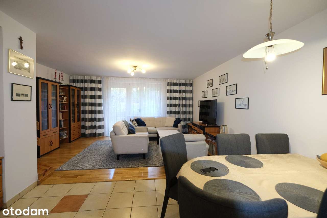 Klasyczny dom w zabudowie szeregowej na osiedlu Jaroszówka przy lesie-7