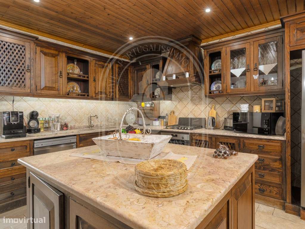 Moradia de Luxo T4+2, Remodelada, Mobilada, Piscina, Salão de Jogos...-9