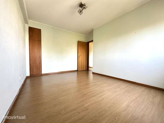 T3 c/ varanda, sala 33 m2, junto a transportes públicos e comércio...-11