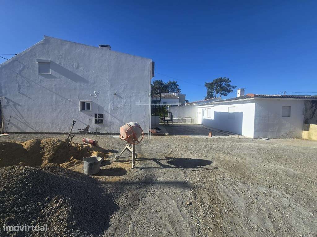 Moradia isolada T4 de arquitetura tradicional - Aroeira - Grande imagem: 5/11
