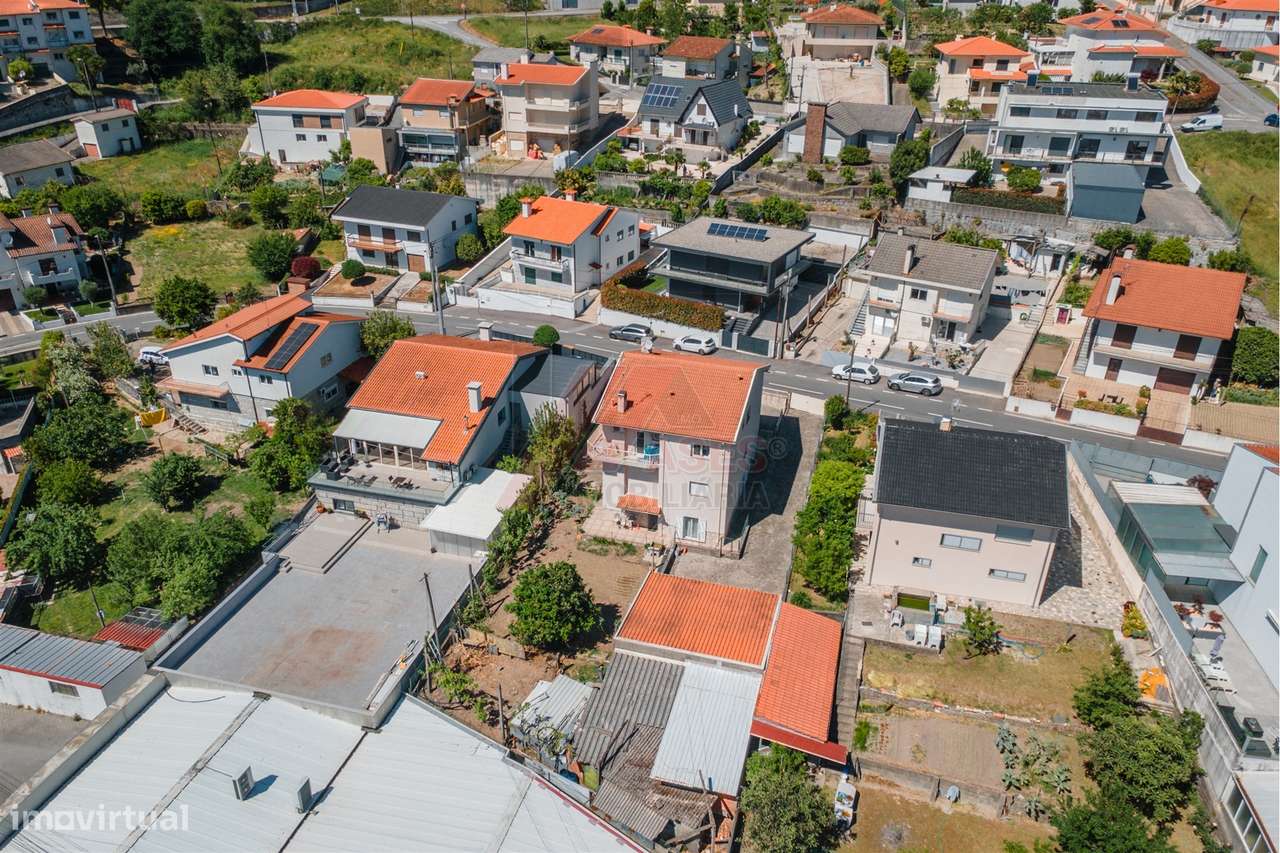 Moradia Espaçosa com 3 Habitações Independentes, Garagens e Terreno –-52