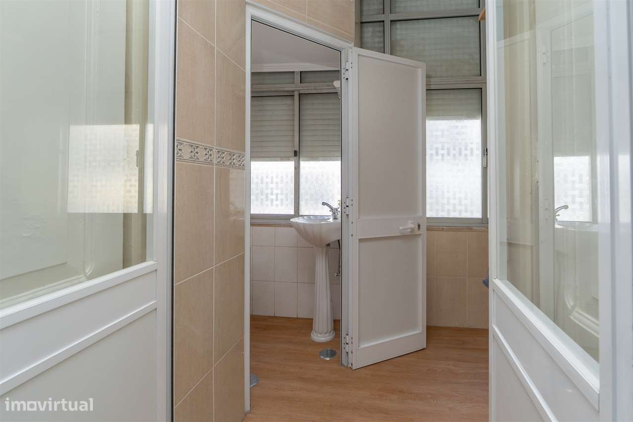 Apartamento T3 em Arroios – Charme clássico no coração de Lisboa-20