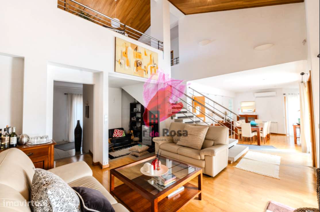 Casa Independente T4 + 2 com Piscina em Localização Privilegiada-11