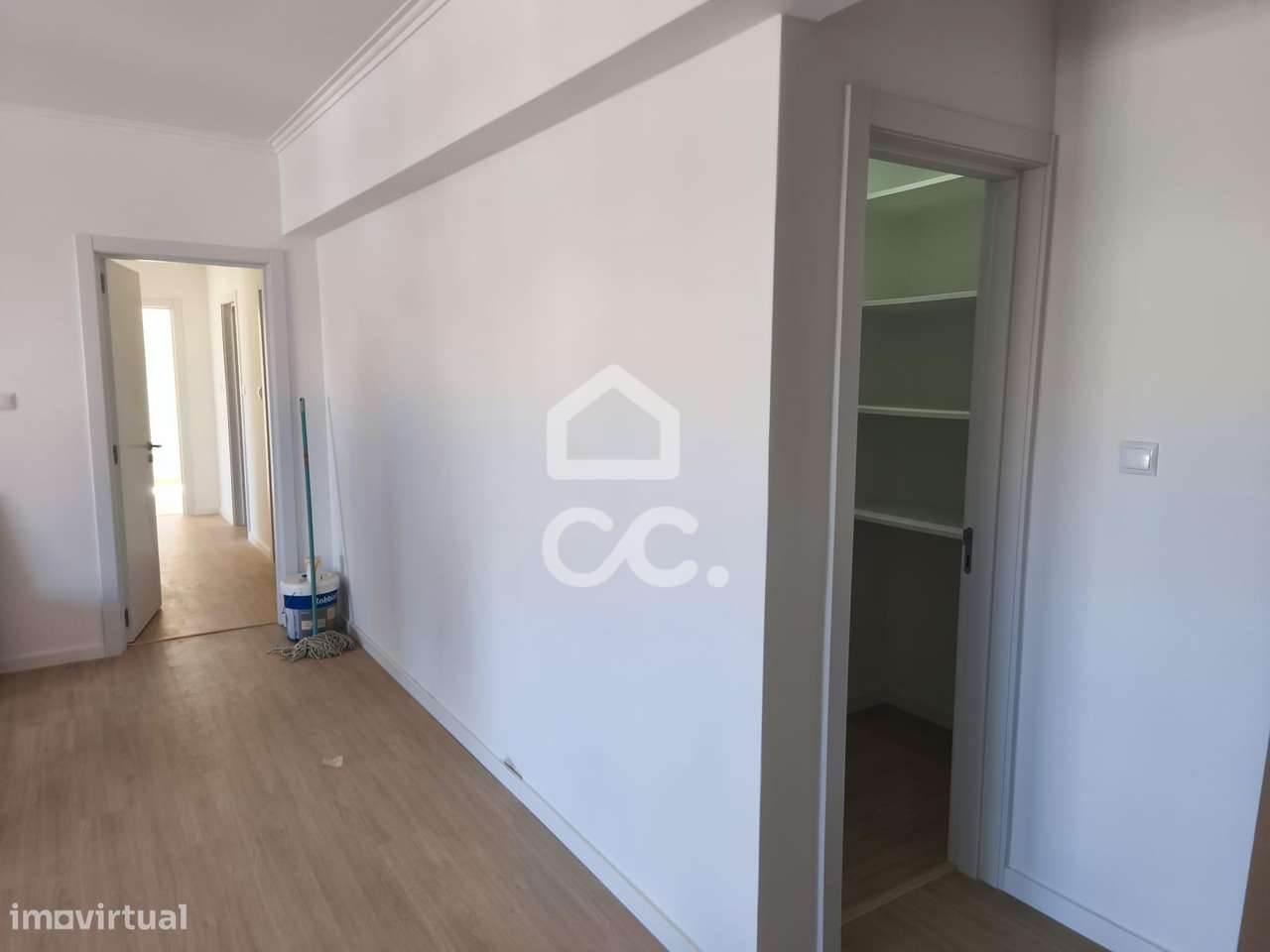 T3 Renovado com 3 Varandas na Amadora-27