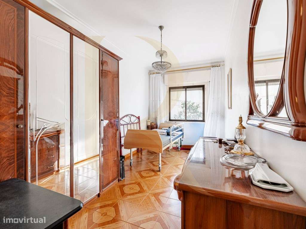 Apartamento T2 com quintal e elevador em Ajuda - Lisboa-16