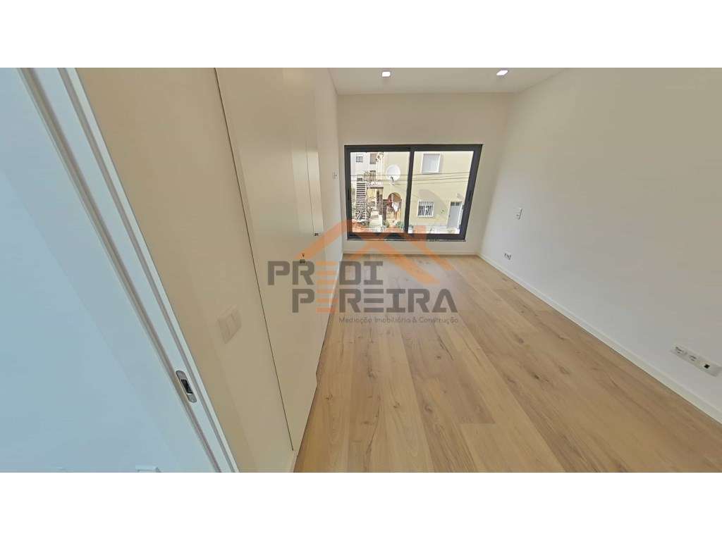 Moradia T4 em condomínio privado com piscina, no Fanqueiro em Loures-38